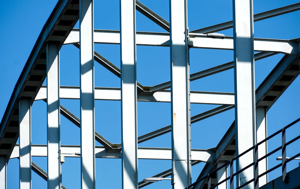 Filigrane weiße Stahlkonstruktion vor blauem Himmel