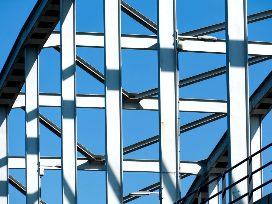 Filigrane weiße Stahlkonstruktion vor blauem Himmel